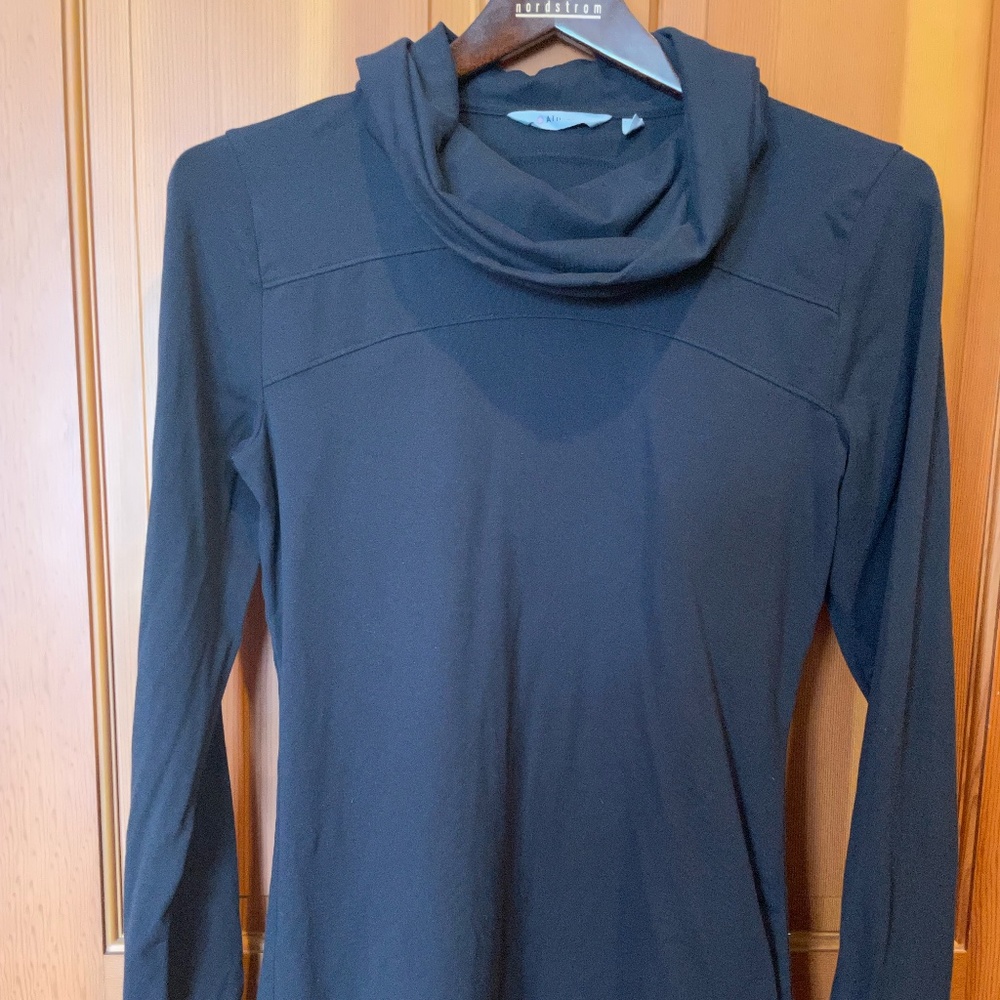 Athleta - mid weight long sleeve top/sweatshirt